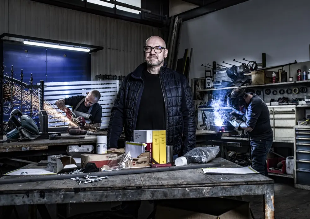 Gernot Engel bei einem Mandanten in der Metallwerkstatt